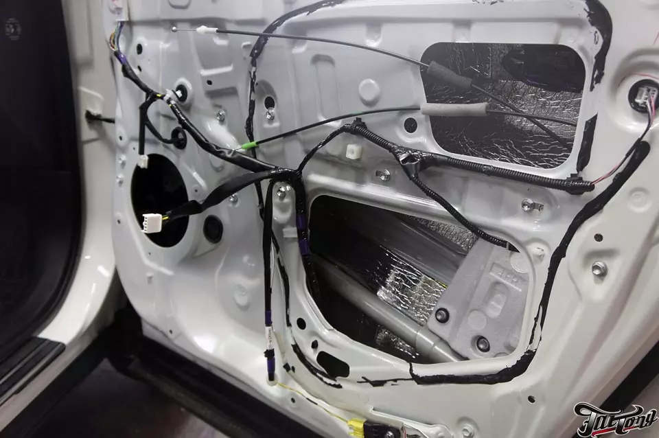 Toyota Rav4. Комплексная шумоизоляция салона и замена акустики.